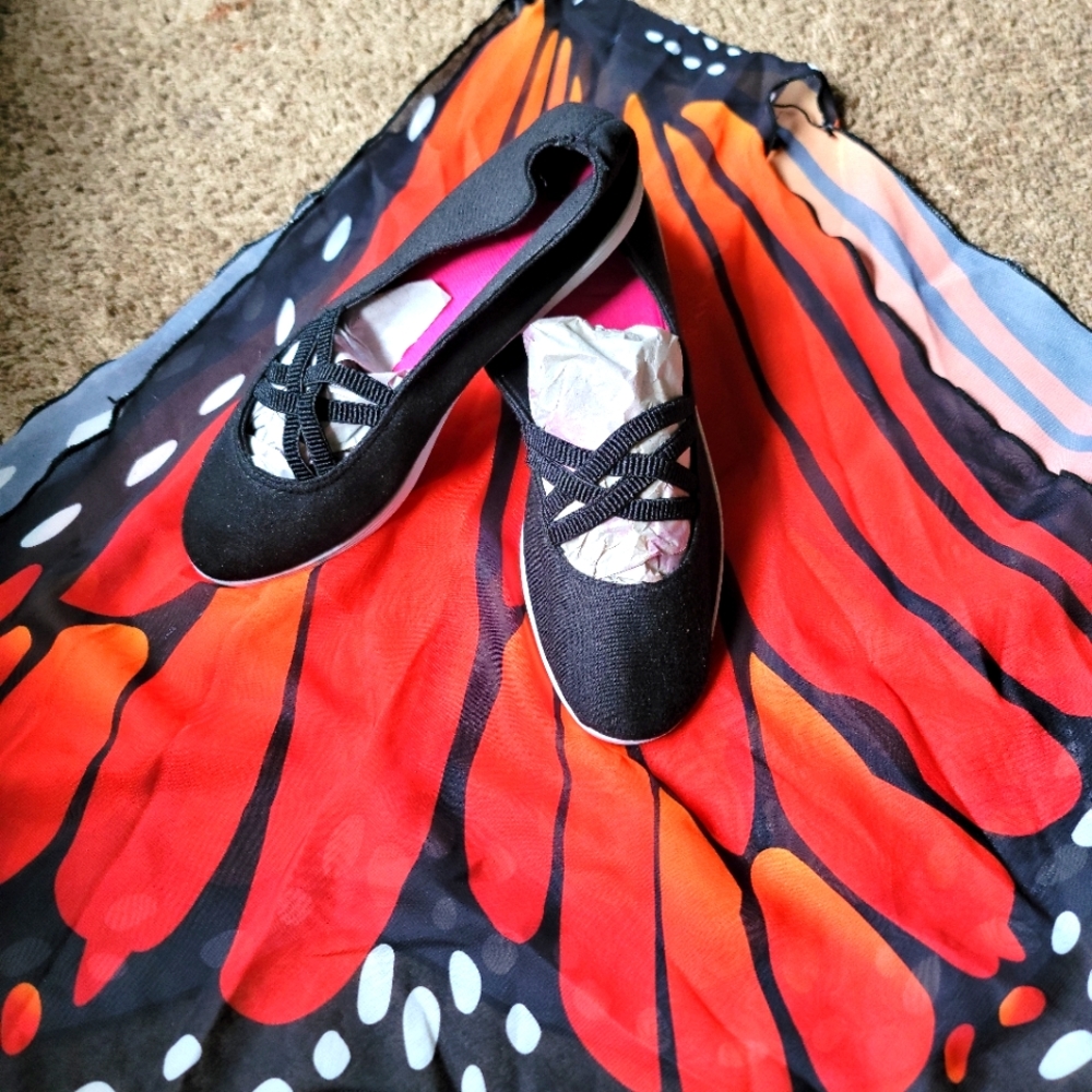 NEW BLACK CRISSCROSS FLAT SLIP ON.